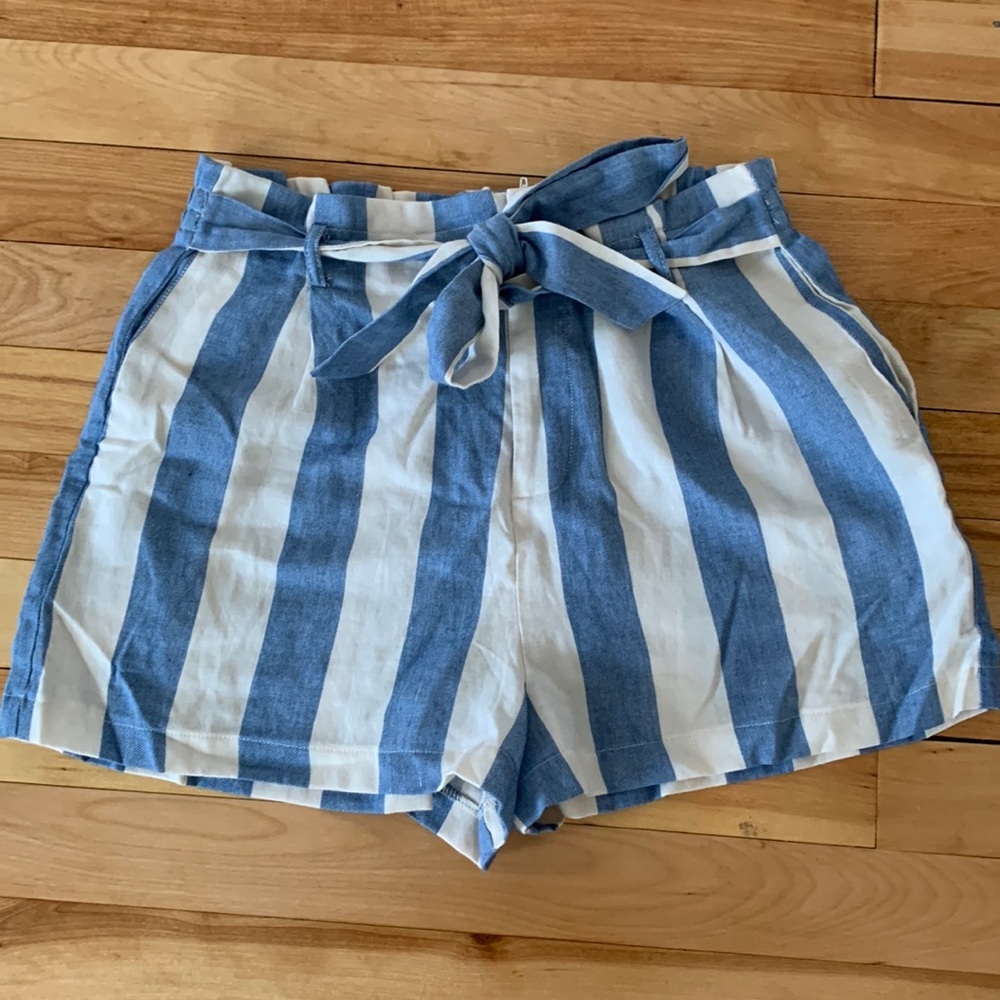 Women’s Forever 21 Blue and Cream Striped Shorts - Size Large
